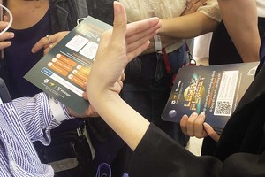 Tại hội thảo ứng dụng công nghệ cuối năm 2023, tài liệu được cung cấp cho khách lại là tờ rơi dụ dỗ đầu tư. Ảnh: Lê Tỉnh