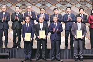 Bí thư Tỉnh ủy Thái Bình, ông Ngô Đông Hải trao chứng nhận đăng ký đầu tư cho Dự án Điện khí LNG 1,99 tỷ USD, dưới sự chứng kiến của Thủ tướng Chính phủ Phạm Minh Chính Ảnh: VPG