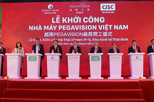 Phó Thủ tướng Trần Lưu Quang, lãnh đạo các bộ, ngành Trung ương, lãnh đạo tỉnh Thái Bình cùng Công ty Green i - Park, Pegavision Corporation và nhà thầu thực hiện ấn nút khởi công dự án. Ảnh: Phương Liên