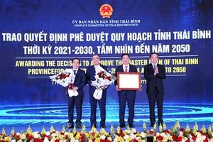 Tại Hội nghị, lãnh đạo tỉnh Thái Bình trao quyết định chủ trương đầu tư, giấy chứng nhận đăng ký đầu tư, thỏa thuận hợp tác đầu tư cho các nhà đầu tư . Ảnh Phương Liên