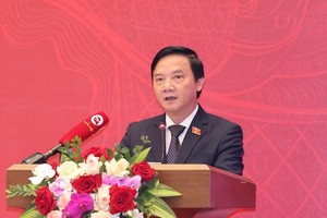 Phó chủ tịch Quốc hội Nguyễn Khắc Định trình bày báo cáo - (Ảnh Duy Linh).