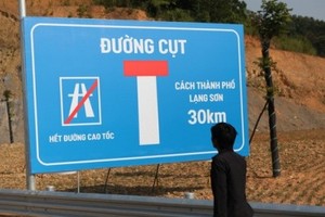 Việc không thể hoàn thành đúng kế hoạch đoạn cao tốc Hữu Nghị - Chi Lăng đã khiến cao tốc Hà Nội - Lạng Sơn trở thành đường cụt, phải dừng cách Tp. Lạng Sơn 30 km, cách cửa khẩu Hữu Nghị 45 km trong suốt 4 năm qua.