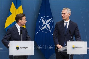 Tổng Thư ký NATO Jens Stoltenberg (phải) và Thủ tướng Thụy Điển Ulf Kristersson tại cuộc họp báo ở Stockholm ngày 7/3/2023. Ảnh: AFP/TTXVN