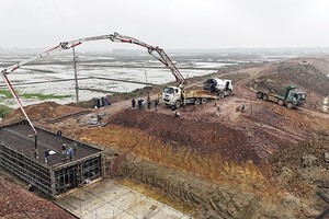 Thi công Dự án đường bộ cao tốc Bắc - Nam, đoạn Diễn Châu - Bãi Vọt. Ảnh: H.A