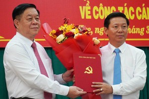 Bí thư Trung ương Đảng, Trưởng ban Tuyên giáo Trung ương Nguyễn Trọng Nghĩa trao quyết định điều động cho ông Trần Thanh Lâm (phải). Ảnh: Hoàng Nam