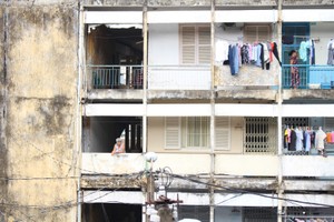 Tại TP.HCM, những chung cư xuống cấp như thế này không hiếm. Ảnh: Lê Toàn 