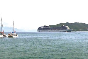 Tàu du lịch cao cấp chở hơn 2.000 du khách châu Âu cập cảng Nha Trang Ảnh: Nguyễn Phát