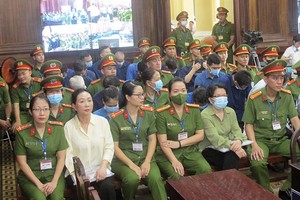 Bị cáo Trương Mỹ Lan (hàng đầu, thứ hai từ trái sang) tại phiên tòa