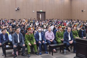 Các bị cáo bị đưa ra xét xử sơ thẩm.