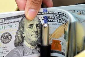 Ngân hàng Nhà nước hút ròng 130.000 tỷ đồng, tỷ giá vẫn nóng