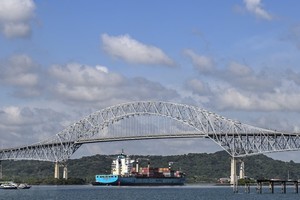 Tàu chở hàng di chuyển qua kênh đào Panama tại khu vực Panama City. (Ảnh: AFP/TTXVN)