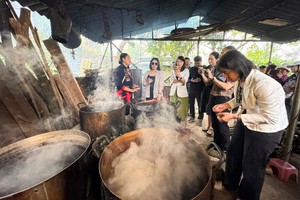 Đoàn khảo sát tìm hiểu quy trình sản xuất thuốc Nam của đồng bào Dao quần chẹt.