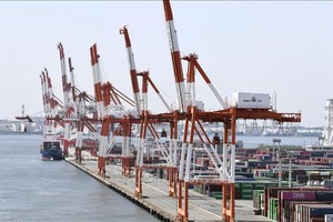 Cảng hàng hóa ở Tobishima, Nhật Bản. Ảnh: Kyodo/TTXVN