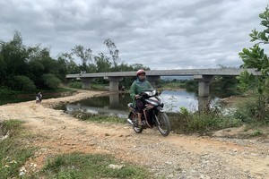 Vướng mặt bằng, cầu Hành Nhân – Hành Dũng phải dừng thi công khiến người dân đi lại gặp nhiều khó khăn.