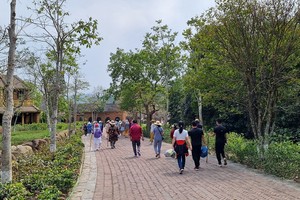 Du khách đến với Yên Tử, khu du lịch tâm linh nổi tiếng của tỉnh Quảng Ninh. Ảnh: Quỳnh Nga