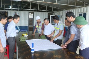 Bí thư Tỉnh ủy Quảng Bình Vũ Đại Thắng (thứ 5 từ phải sang) kiểm tra tiến độ thực hiện dự án.