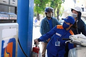 Tăng giá liên tục, giá xăng RON95 tiến sát 25.000 đồng/lít.