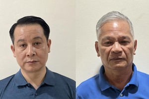 Phó bí thư Thường trực Tỉnh ủy Vĩnh Phúc Phạm Hoàng Anh (bên trái) và cựu Bí thư Tỉnh ủy Quảng Ngãi Lê Viết Chữ. Ảnh: BCA