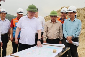 Chủ tịch UBND tỉnh Nghệ An Nguyễn Đức Trung kiểm tra hiện trường dự án. Ảnh: Ngheangov.vn