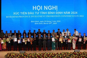 Bình Định trao quyết định, giấy chứng nhận đầu tư, bản ghi nhớ cho 23 dự án
