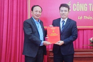 Phó Bí thư Thường trực Tỉnh uỷ Quảng Bình Trần Hải Châu (trái ảnh) trao quyết định cho tân Bí thư Huyện uỷ Lệ Thuỷ Phan Thanh Cường