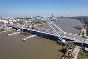 Cầu Trần Hoàng Na bắc qua sông Cần Thơ, nối liền 2 quận Ninh Kiều và Cái Răng sẽ được đưa vào sử dụng trước dịp lễ 30/4/2024. Ảnh: Nguyễn Văn Dương