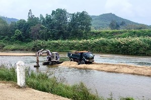 Bình Định lập đoàn kiểm tra hoạt động khai thác cát lòng sông của 10 doanh nghiệp