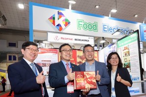 Ông Choi Youngsam, Đại sứ Hàn Quốc tại Việt Nam (thứ hai từ trái sang) ghé thăm gian hàng Hàn Quốc tại Vietnam Expo 2024.