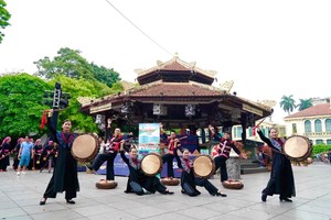 Du khách quốc tế thích thú trải nghiệm Ngày hội Sa Pa tại Hà Nội