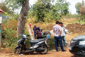 Một nhóm nhà đầu tư bắt đầu đi săn đất nền trở lại. Ảnh: Việt Dũng 