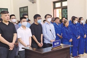 Nguyễn Minh Thành (áo đen, ngoài cùng bên trái) và nhóm đồng phạm bị đưa ra xét xử