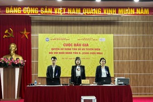 Đấu giá viên của Công ty đấu giá Hợp danh số 5 Quốc gia đang phiên đấu giá băng tần B1.