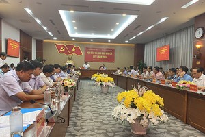 Phó Chủ tịch UBND tỉnh Cà Mau Nguyễn Minh Luân thông tin tại buổi Họp báo