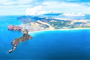 Nghị quyết 26-NQ/TW của Bộ Chính trị về phát triển vùng Bắc Trung Bộ và Duyên hải Trung Bộ đến năm 2030 là vùng phát triển năng động, nhanh và bền vững, mạnh về kinh tế biển. Ảnh Dũng Nhân