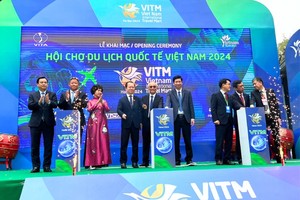 Các đại biểu bấm nút Khai mạc Hội chợ Du lịch Quốc tế Việt Nam - VITM Hà Nội 2024. (Ảnh: Mai Mai)