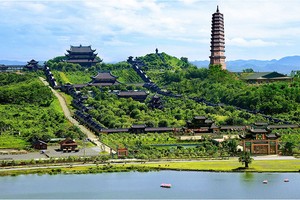 Chùa Bái Đính nằm ở phía Bắc Quần thể danh thắng Tràng An thu hút khách du lịch bởi sự tráng lệ, linh thiêng và các kỷ lục thế giới.