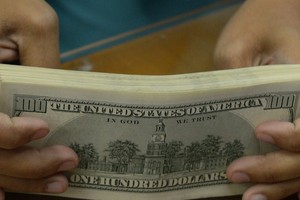 Đồng tiền mệnh giá 100 USD. (Ảnh: AFP/ TTXVN)