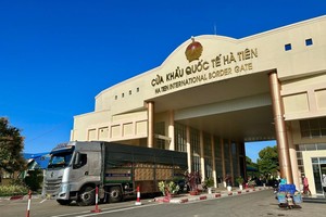 Phương tiện chở hàng hóa thông quan qua cửa khẩu quốc tế Hà Tiên, tỉnh Kiên Giang