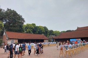 Trưng bày ảnh du lịch Quy Nhơn - Bình Định tại Văn Miếu Quốc Tử Giám (TP. Hà Nội) trong 2 ngày 12 và 13/4/2024 đã có hơn 10.000 du khách tham quan. Ảnh: Nguyễn Trung.