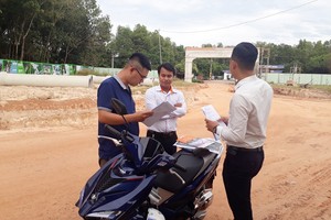 Môi giới bắt đầu "bận rộn" đưa khách hàng đi xem đất. Ảnh: Trọng tín 