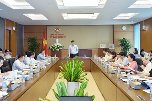 Thường trực Ủy ban họp mở rộng thẩm tra. Ảnh: Quochoi.vn