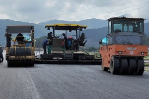 Thi công thảm bê tông nhựa tại Dự án cao tốc Diễn Châu - Bãi Vọt. (Ảnh: TTXVN).