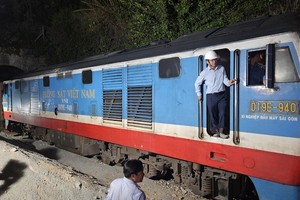 Ông Đặng Sỹ Mạnh, Chủ tịch HĐTV Tổng công ty Đường sắt Việt Nam hướng dẫn đoàn tàu đầu tiên vượt hầm Eo Gió sau hơn 10 ngày ách tắc do đất đá sạt trượt.