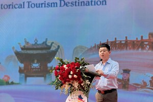 Ông Bùi Duy Quang, Phó giám đốc Trung tâm Xúc tiến Đầu tư, Thương mại, Du lịch Hà Nội phát biểu tại hội nghị. (Ảnh: Nguyễn Linh)