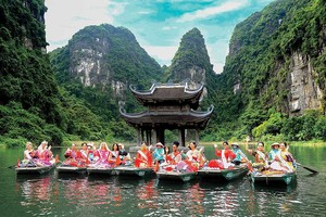 Các thí sinh tham gia cuộc thi Hoa hậu Du lịch Thế giới 2022 lộng lẫy trong trang phục truyền thống của đồng bào các dân tộc Việt Nam, tại Quần thể danh thắng Tràng An.