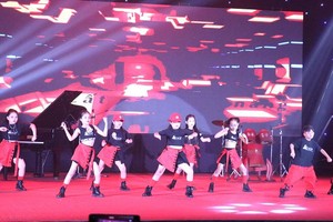 Tiết mục nhảy hiện đại của nhóm Anna Street dance