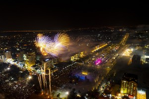 Khánh thành Quảng trường biển Sầm Sơn: Hàng trăm ngàn người chen chân ngắm pháo hoa