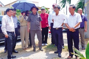 Ông Trần Ngọc Tam, Chủ tịch UBND tỉnh Bến Tre (thứ 3 từ phải sang) cùng các nhà đầu tư tham quan, khảo sát và định hướng đầu tư vào các huyện ven biển Bến Tre