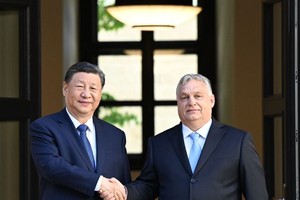 Chủ tịch Trung Quốc Tập Cận Bình (trái) và Thủ tướng Hungary Viktor Orban trong cuộc gặp ở Budapest ngày 9/5. (Ảnh: THX/TTXVN)