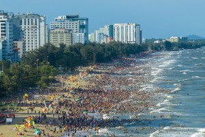 Suốt thời gian dài, Sầm Sơn chỉ hút khách đến tắm biển, ăn hải sản rồi về